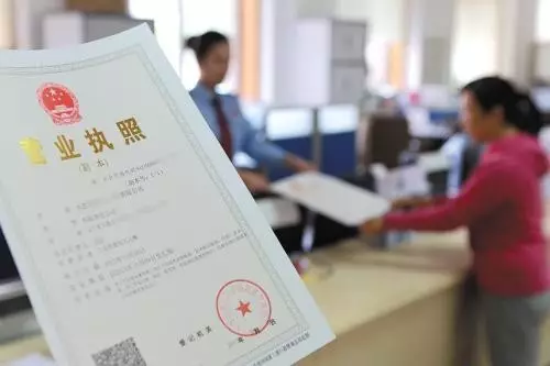 鄭州市經(jīng)開(kāi)區(qū)居民樓一層開(kāi)飯店手續(xù)，需要辦理哪些證件？